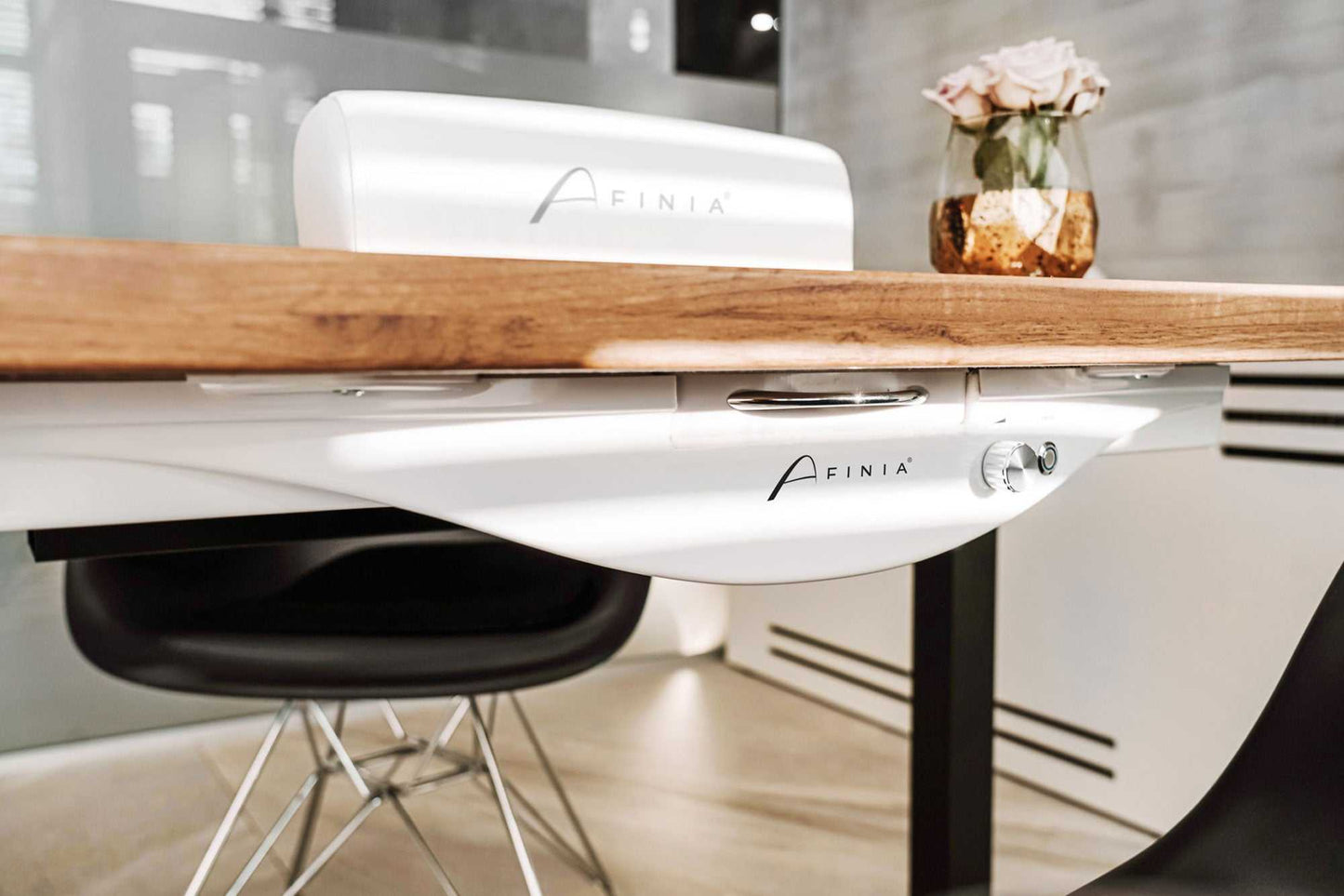 Aspirateur intégré Afinia NDC 1000 sous table avec grille décorative et design élégant.