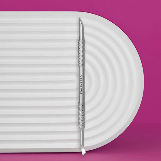 Staleks Pro Expert Pousse-Cuticules PE-90/4.2 on a textured white surface.