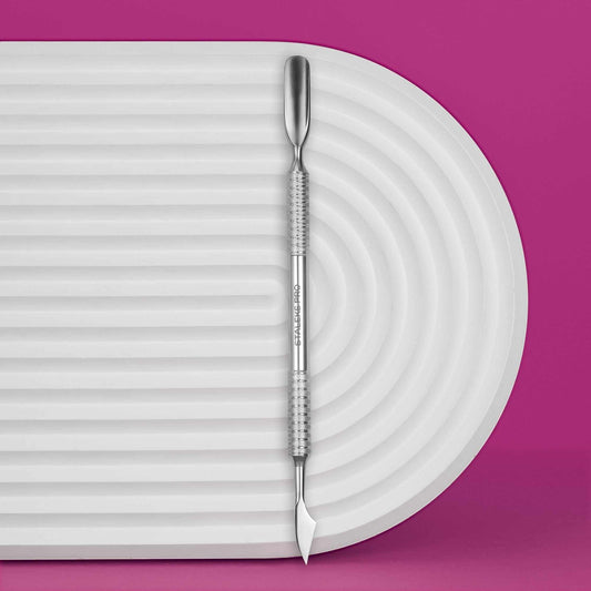 Staleks Pro Expert Pousse-Cuticules PE-30/3 with durable non-slip handle, polished cutting surface, and AISI 420 stainless steel.