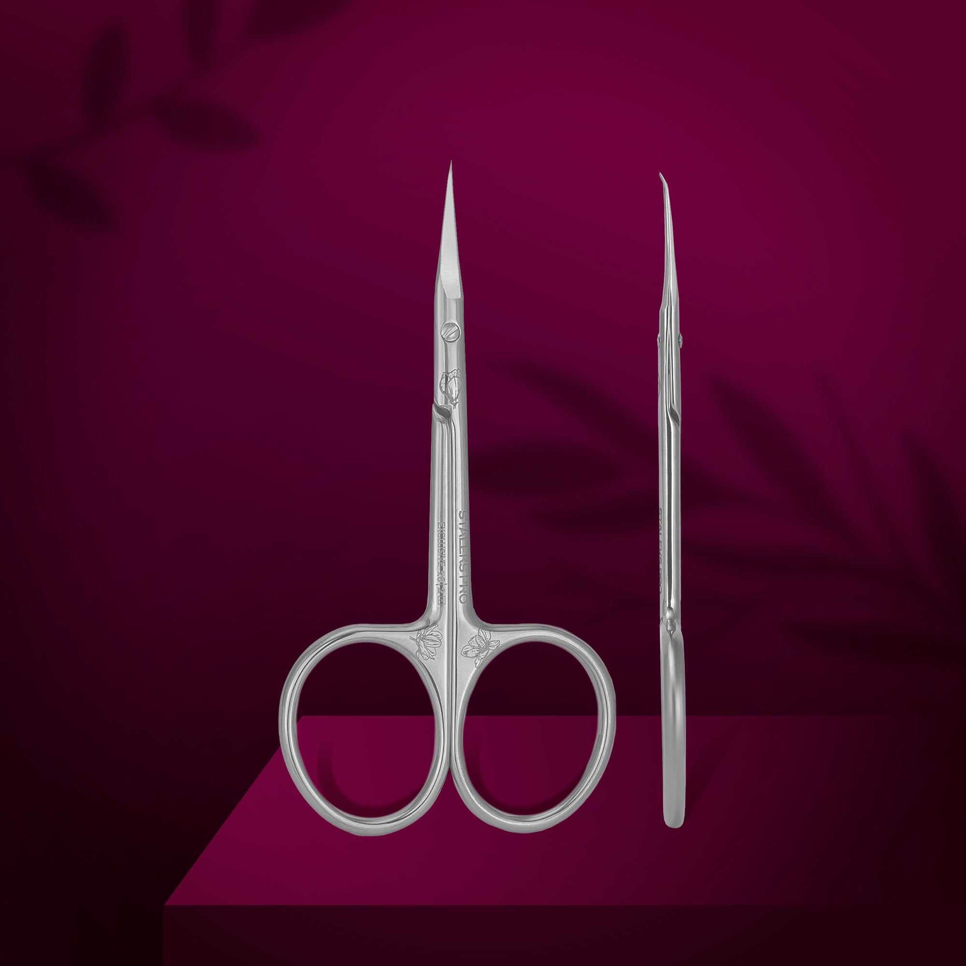 Staleks Ciseau Cuticules Exclusive 21 Magnolia with curved handles and sharp tips.